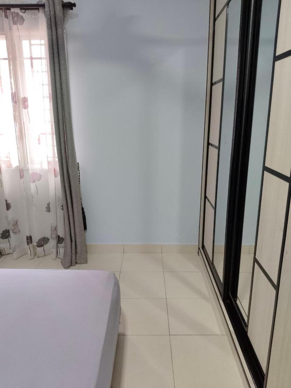 Nena Homestay Setia Alam, Air Conditioned, High Speed Internet شاه علام المظهر الخارجي الصورة